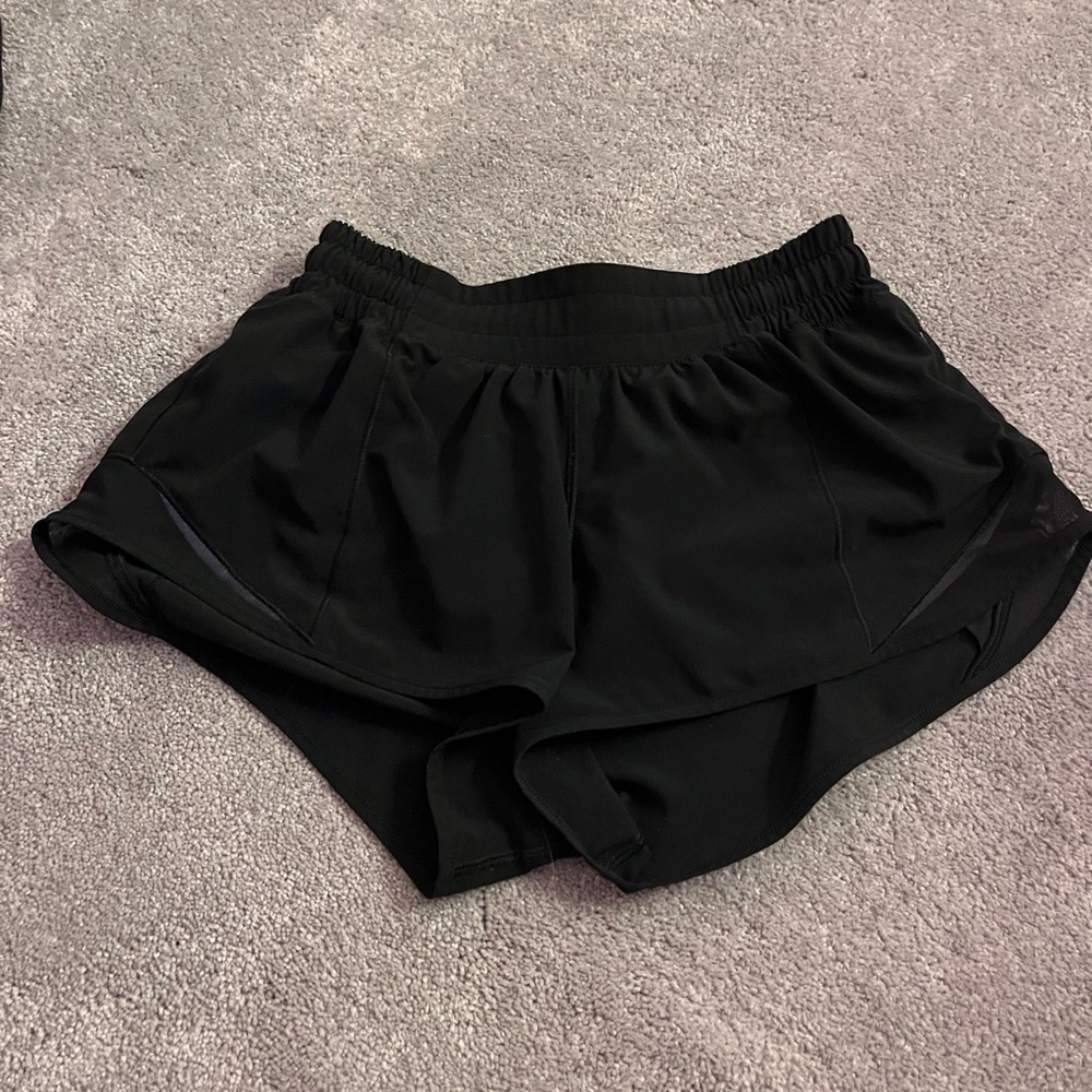 Lululemon black 2.5” Hotty hot shorts low-rise size 4
